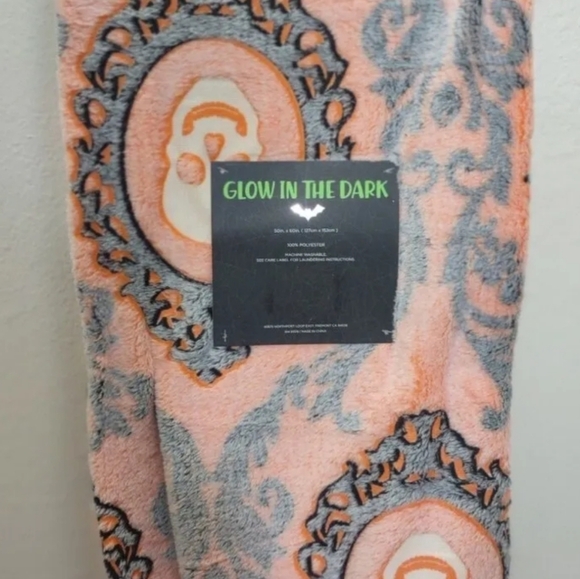 Halloween Glow in the dark plush throw skull - Picture 8 of 8